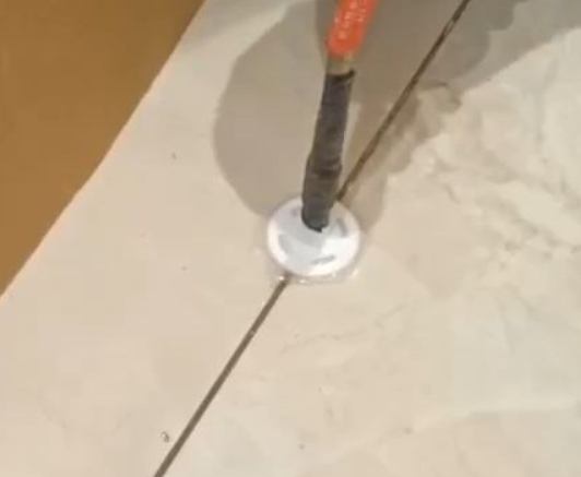 谯城瓷砖空鼓维修公司专业解答瓷砖在铺贴过程中，如果没有涂抹均匀到位的粘结材料（如水泥砂浆或瓷砖胶），可能会导致以下问题
